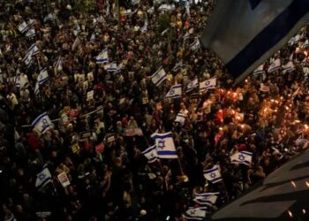 عشرات آلاف الإسرائيليين يتظاهرون ضد نتنياهو ويطالبون بانتخابات