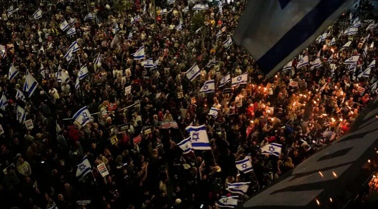 عشرات آلاف الإسرائيليين يتظاهرون ضد نتنياهو ويطالبون بانتخابات