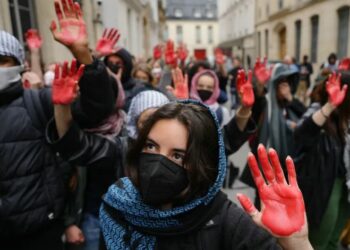 فرنسا.. أكفّ مطلية بالدماء تضامنا مع غزة تثير غضب مؤيدين لإسرائيل