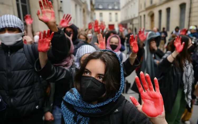 فرنسا.. أكفّ مطلية بالدماء تضامنا مع غزة تثير غضب مؤيدين لإسرائيل