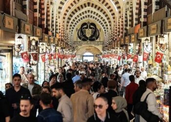 إسطنبول.. أجواء العيد وأفراحه تخيم على السوق المصري (تقرير)