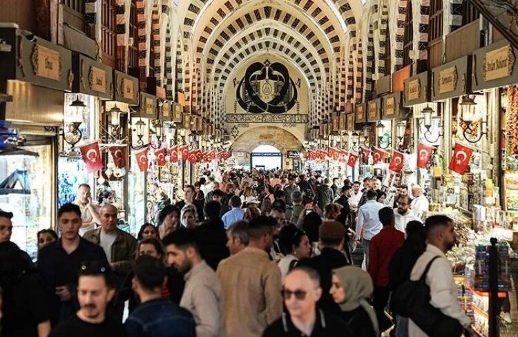 إسطنبول.. أجواء العيد وأفراحه تخيم على السوق المصري (تقرير)