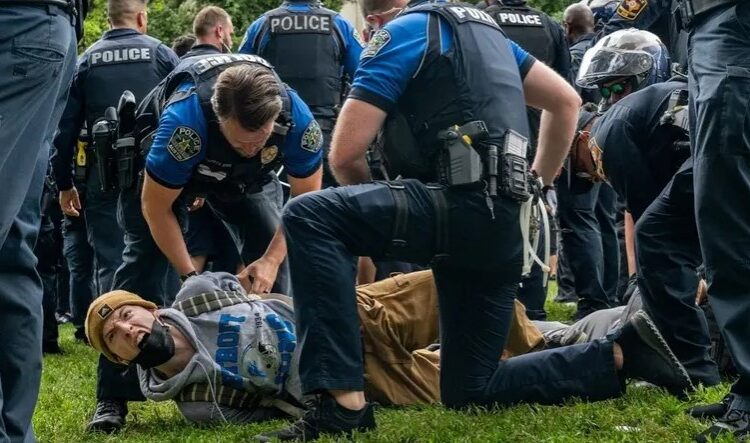 احتجاجات الطلاب بسبب حرب غزة تتّسع في جامعات أميركا.. توقيف 200 شخص 1 احتجاجات الطلاب بسبب حرب غزة تتّسع في جامعات أميركا.. توقيف 200 شخص