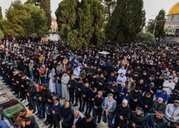 بلا مظاهر احتفالية.. أكثر من 60 ألف مصلٍّ يؤدون صلاة عيد الفطر في الأقصى