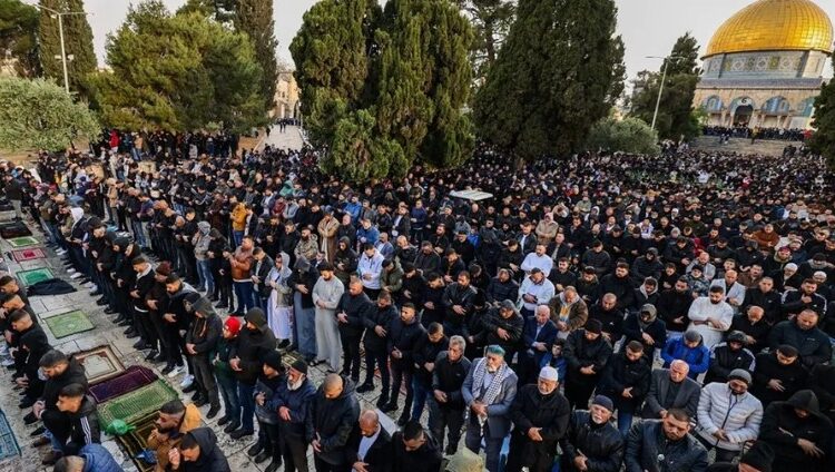 بلا مظاهر احتفالية.. أكثر من 60 ألف مصلٍّ يؤدون صلاة عيد الفطر في الأقصى