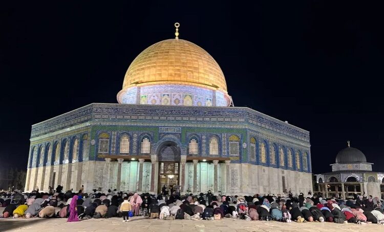 هاتف آيفون يثير الجدل برمز تعبيري يوضح أن القدس عاصمة فلسطين 1 هاتف آيفون يثير الجدل برمز تعبيري يوضح أن القدس عاصمة فلسطين