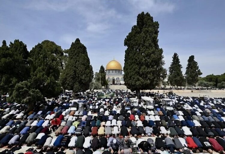 120 ألفًا يؤدون صلاة الجمعة الأخيرة من رمضان في الأقصى رغم القيود الصهيونية