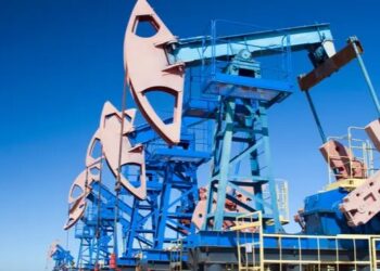 النفط يصعد مع تنامي التوتر بالشرق الأوسط لكنه يتجه لخسارة أسبوعية