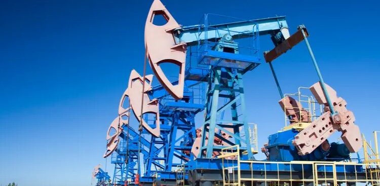 النفط يصعد مع تنامي التوتر بالشرق الأوسط لكنه يتجه لخسارة أسبوعية