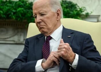 آخر زلات بايدن.. أشاد بدولة غير موجودة لدعمها أوكرانيا