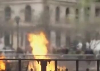 فيديو.. رجل يشعل النار في نفسه أمام محاكمة ترامب