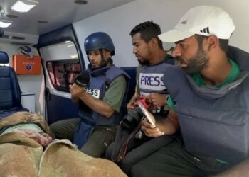 إصابة صحفيين في قصف مدفعي إسرائيلي استهدفهم وسط غزة