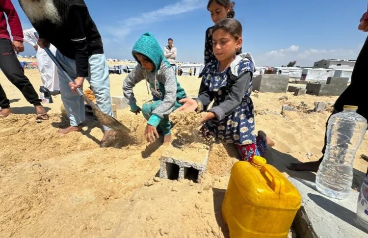 غارات إسرائيلية بغزة في ليلة العيد و20 ألف فلسطيني تحت الأنقاض 1 غارات إسرائيلية بغزة في ليلة العيد و20 ألف فلسطيني تحت الأنقاض