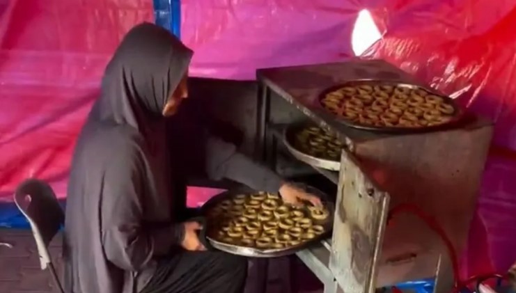 "كعك العيد" لا يجد من يشتريه في غزة بسبب ويلات الحرب (شاهد) 1 ”كعك العيد” لا يجد من يشتريه في غزة بسبب ويلات الحرب (شاهد)