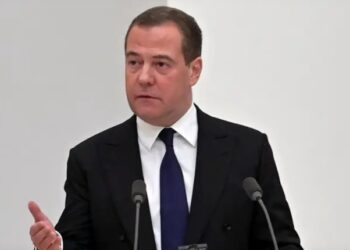 مدفيديف: بايدن لا يريد حرباً واسعة بالشرق الأوسط حرصاً على فرصه بالانتخابات