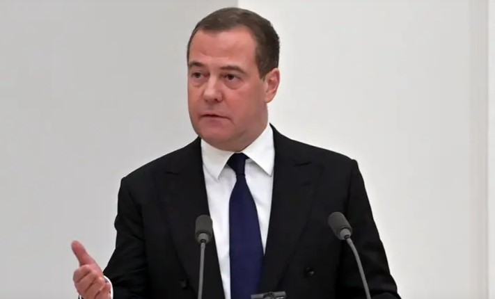 مدفيديف: بايدن لا يريد حرباً واسعة بالشرق الأوسط حرصاً على فرصه بالانتخابات 1 مدفيديف: بايدن لا يريد حرباً واسعة بالشرق الأوسط حرصاً على فرصه بالانتخابات