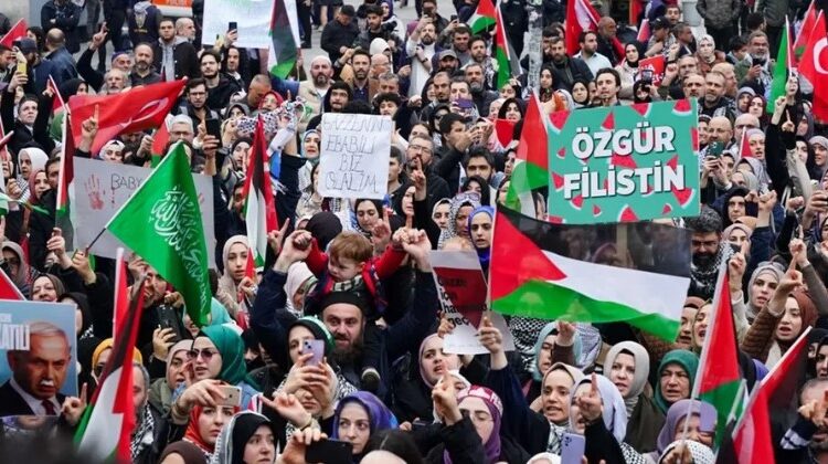 قمع مظاهرة في إسطنبول عارضت التجارة مع الاحتلال.. وزير الداخلية يعلق (شاهد) 1 قمع مظاهرة في إسطنبول عارضت التجارة مع الاحتلال.. وزير الداخلية يعلق (شاهد)