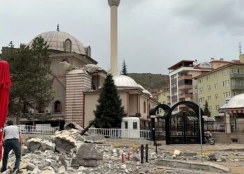 شاهد.. سقوط مئذنة مسجد في ولاية تركية بسبب رياح شديدة