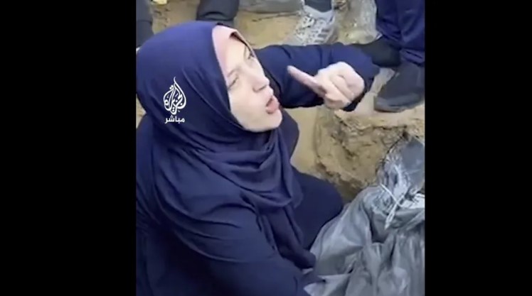 زوجة نجل هنية تودعه بكلمات مؤثرة قبل دفنه.. "عيدك في الجنة" (شاهد) 1 زوجة نجل هنية تودعه بكلمات مؤثرة قبل دفنه.. “عيدك في الجنة” (شاهد)