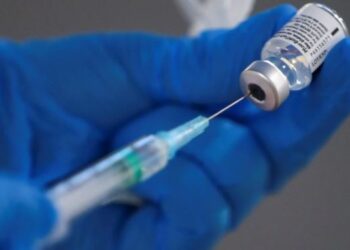 أسترازينيكا يسبب آثارا جانبية، وسحب اللقاح من جميع أنحاء العالم