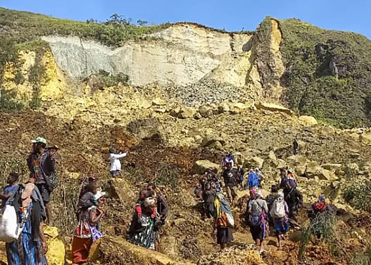 دفنوا أحياء.. فقد أكثر من 2000 شخص في انهيار أرضي ببابوا غينيا الجديدة 