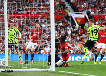 في سباق حسم اللقب.. آرسنال يحقق فوزاً ثميناً على مانشستر يونايتد ويتصدّر مؤقتاً..