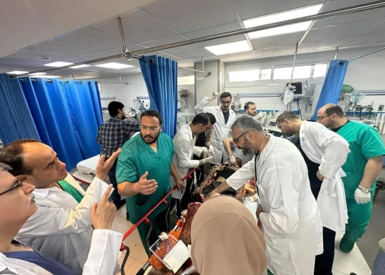 بعد حصارهم في مستشفى.. أطباء أميركيون يغادرون قطاع غزة 1 بعد حصارهم في مستشفى.. أطباء أميركيون يغادرون قطاع غزة