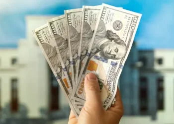 انتظارا لبيانات التضخم الأميركية.. الدولار يواصل تماسكه