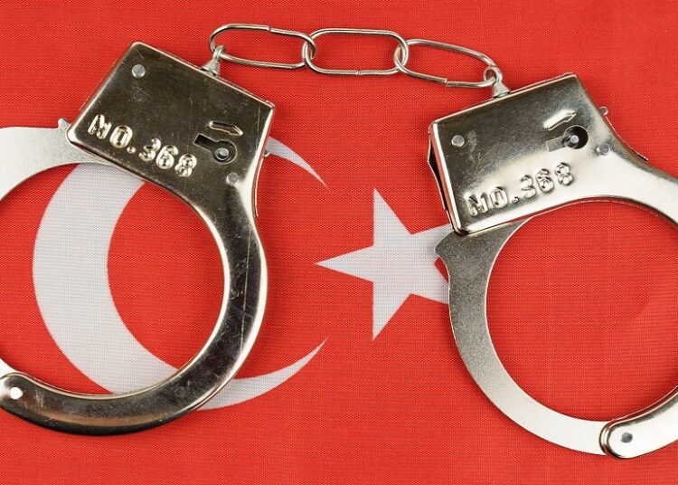 اعتقال قيادات أمنية تركية على خلفية قضية "زعيم مافيا" مشهور 1 اعتقال قيادات أمنية تركية على خلفية قضية “زعيم مافيا” مشهور