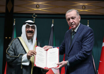 أمير الكويت في تركيا وترحيب حار من أردوغان
