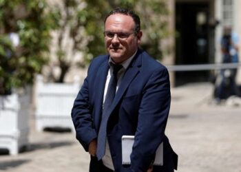 وزير المعاقين الفرنسي يواجه تهمًا بالاغتصاب