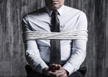 ممارسا حياته الطبيعية.. رجل يحتجز جاره لمدة 26 عاما في الجزائر..