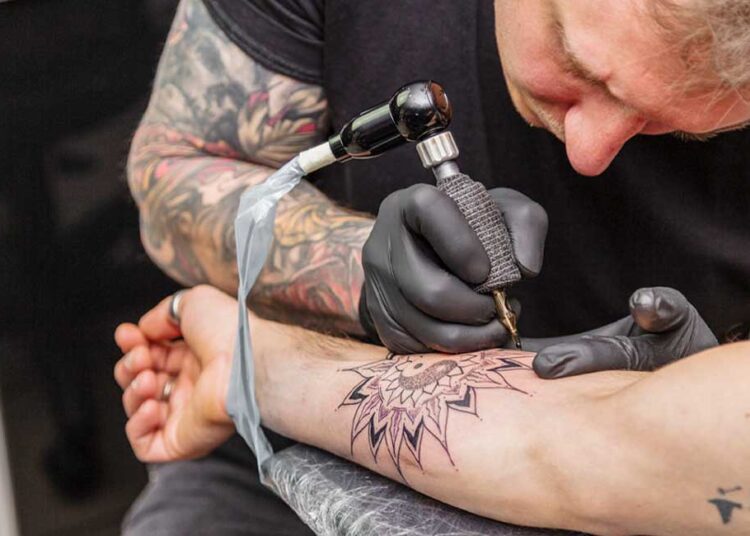 لبنان في خطر.. "الوشوم" و"الإيدز" علاقة تنذر بكارثة صحية 1 الإيدز الوشوم