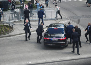 عاجل: رئيس وزراء سلوفاكيا يتعرض لإطلاق نار وينقل إلى المستشفى