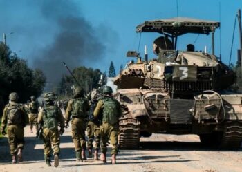 دبابات إسرائيل تطوق نصف رفح.. والآلاف يبحثون عن مأوى