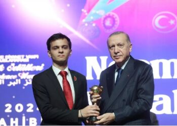 أردوغان يكرم رياضيا مهددا بسحب لقب بطولة أوروبية منه بسبب فلسطين (شاهد)