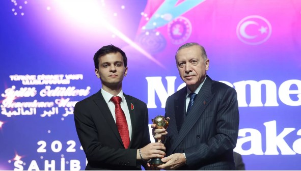 أردوغان يكرم رياضيا مهددا بسحب لقب بطولة أوروبية منه بسبب فلسطين (شاهد) 1 أردوغان يكرم رياضيا مهددا بسحب لقب بطولة أوروبية منه بسبب فلسطين (شاهد)