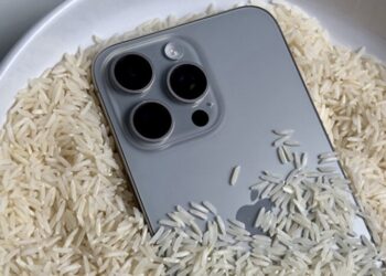 ما رأي آبل وسامسونغ في حيلة الأرز لإنقاذ الهواتف عند سقوطها في الماء؟