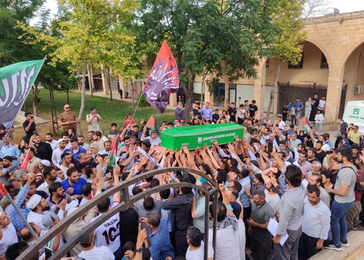 الآلاف يشيعون منفذ عملية القدس التركي بعد وصول جثمانه إلى تركيا (شاهد)