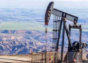 النفط يسجل خسارة للأسبوع الثاني بفعل توقعات الفائدة وصعود الدولار