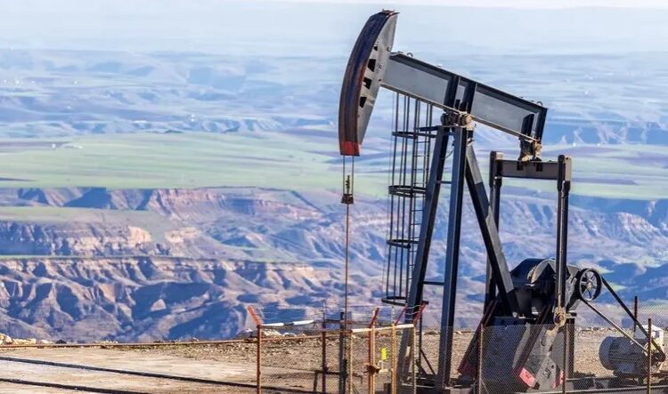 النفط يسجل خسارة للأسبوع الثاني بفعل توقعات الفائدة وصعود الدولار