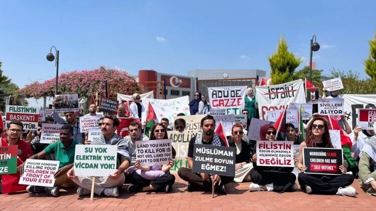 مسيرات في 17 جامعة تركية لدعم الحراك الطلابي العالمي المناصر لفلسطين (شاهد) 1 مسيرات في 17 جامعة تركية لدعم الحراك الطلابي العالمي المناصر لفلسطين (شاهد)