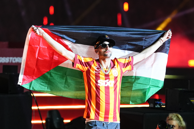 حكيم زياش يلف نفسه بالعلم الفلسطيني أثناء الاحتفال بتحقيق لقب الدوري التركي 1 حكيم زياش يلف نفسه بالعلم الفلسطيني أثناء الاحتفال بتحقيق لقب الدوري التركي