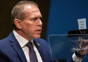 سفير الاحتلال يمزق ميثاق الأمم المتحدة “فيديو”