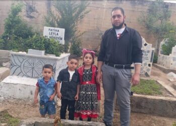 تفاصيل مرعبة.. سوري يقتل زوجته وأطفاله الـ 3 خنقا وشنقا وينشر فيديو يعترف بتفاصيل الجريمة (شاهد)