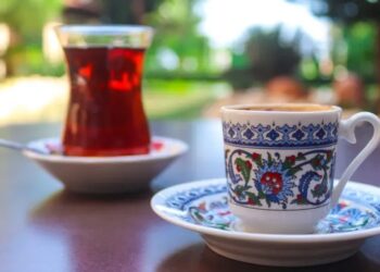 لصحة أفضل.. تجنبوا تناول الشاي والقهوة قبل وبعد الوجبات مباشرة