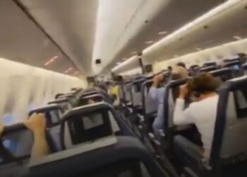 “فيديو” داخل الطائرة.. نجاة لاعبي قادش من موت محقق