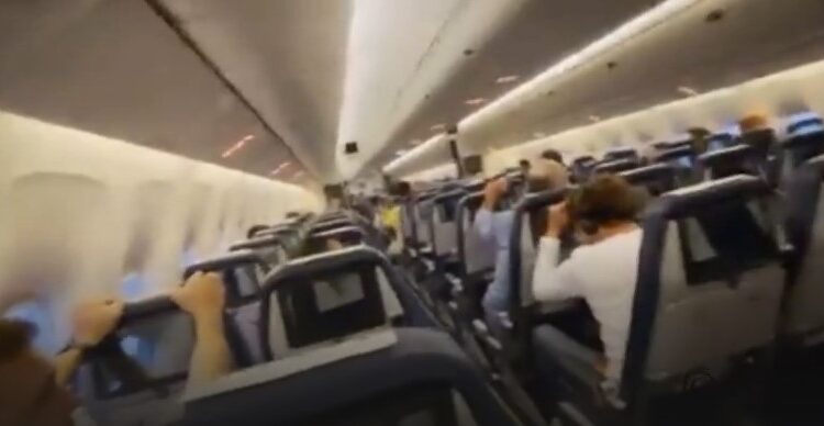 "فيديو" داخل الطائرة.. نجاة لاعبي قادش من موت محقق 1 “فيديو” داخل الطائرة.. نجاة لاعبي قادش من موت محقق