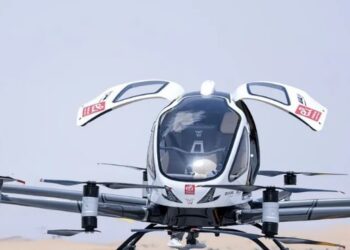 أول رحلة تجريبية في الشرق الأوسط لطائرة بدون طيار مع راكب