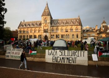 طلاب يقيمون مخيمات بجامعتي أكسفورد وكامبريدج دعماً لغزة